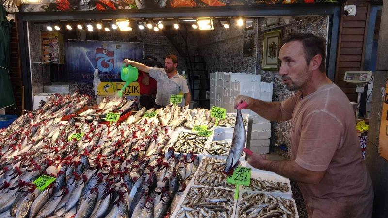 Tezgahlar palamut doldu, vatandaş balık haline akın etti
