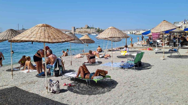 Bodrum’da sıcaklık 35 dereceye çıktı, sahiller Temmuz ayını aratmadı
