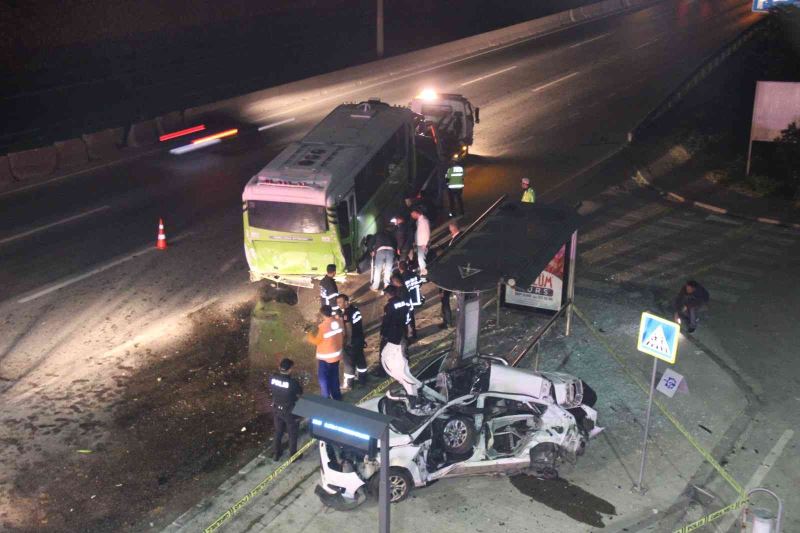 Yolcu almak için durağa yanaşan halk otobüsüne otomobil çarptı: 1 ölü, 2 yaralı
