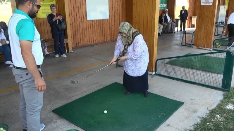 Huzurevi sakinleri golf oynadı
