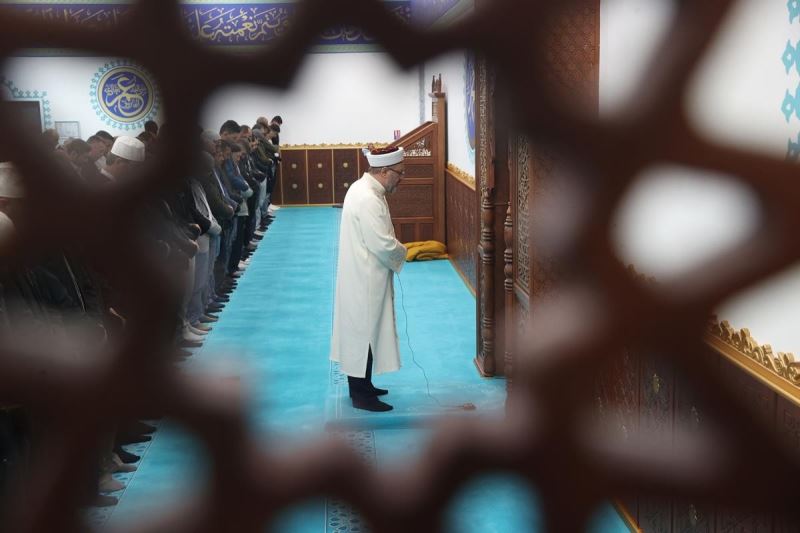 Diyanet İşleri Başkanı Erbaş, Fransa Sarcelles Selimiye Camii’nde gurbetçilerle bir araya geldi
