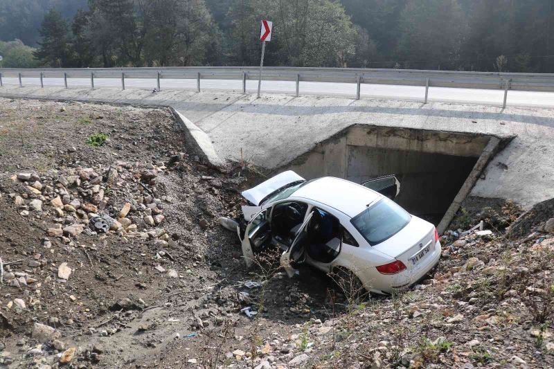 Kontrolden çıkan otomobil dere yatağına uçtu: 1’i ağır 2 yaralı
