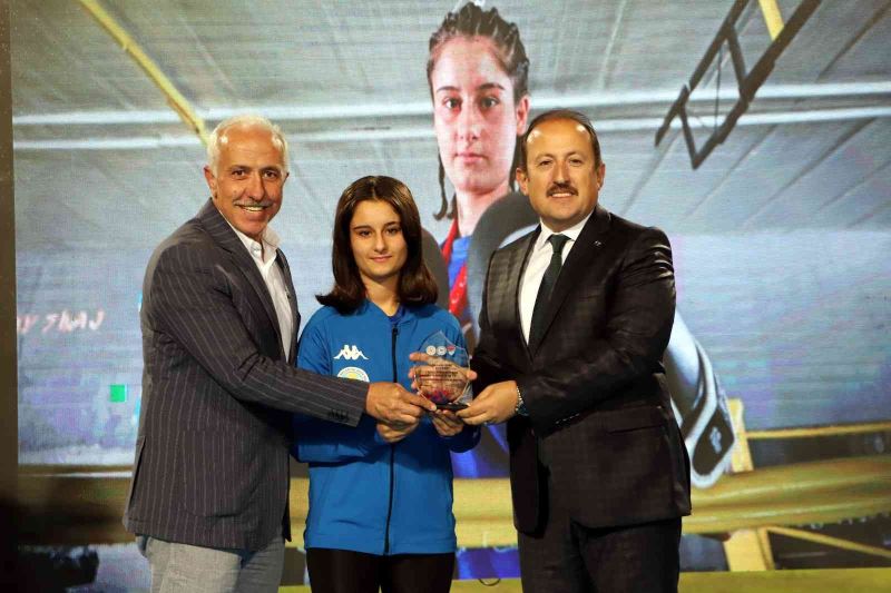 Mersin’de başarılı sporcular ve kulüpler ödüllendirildi
