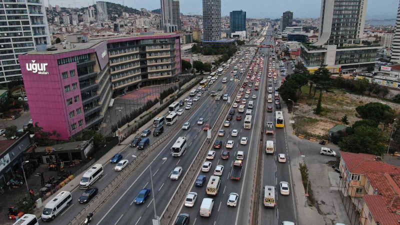 Kartal’da iş çıkışı D-100 karayolunu kilitleyen kaza: Kilometrelerce kuyruk oluştu
