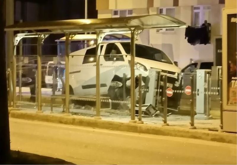 Minibüs tramvay durağına daldı, faciadan dönüldü
