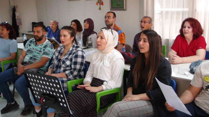 Bu koroda her meslek ve yaş gurubundan kişi yer alıyor
