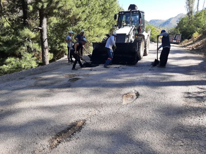 Feke’de bozuk yollar Yüreğir ve Aladağ belediyelerinin desteğiyle onarılıyor
