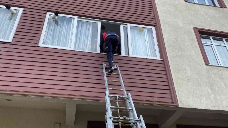 Felçli adam yalnız kaldığı evde ölmekten korkup hüngür hüngür ağladı
