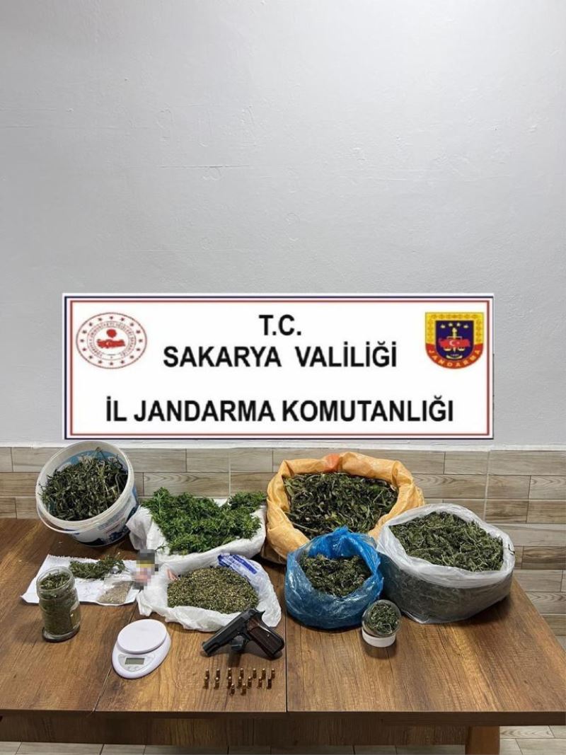 Sakarya’da 10 kilo kubar esrar ele geçirildi: 1 gözaltı
