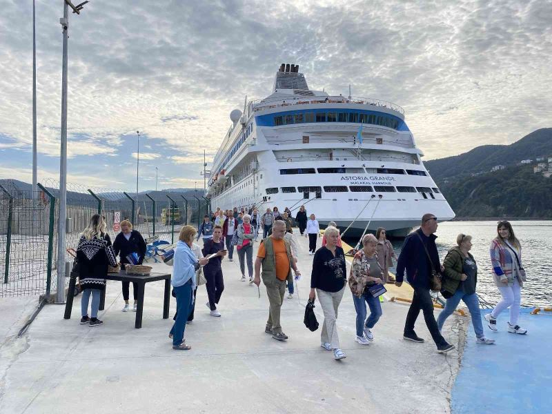 Amasra kruvaziyer gemilerle 3 bin 358 turist ağırladı
