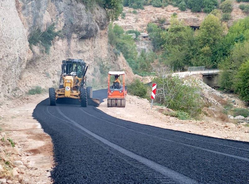 Heyelan nedeniyle kapanan köy yolu genişletildi
