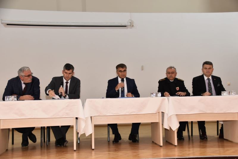 Vali muhtarların sorunlarını dinledi
