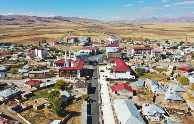 Saray ilçesindeki en işlek caddeyi yeniliyor
