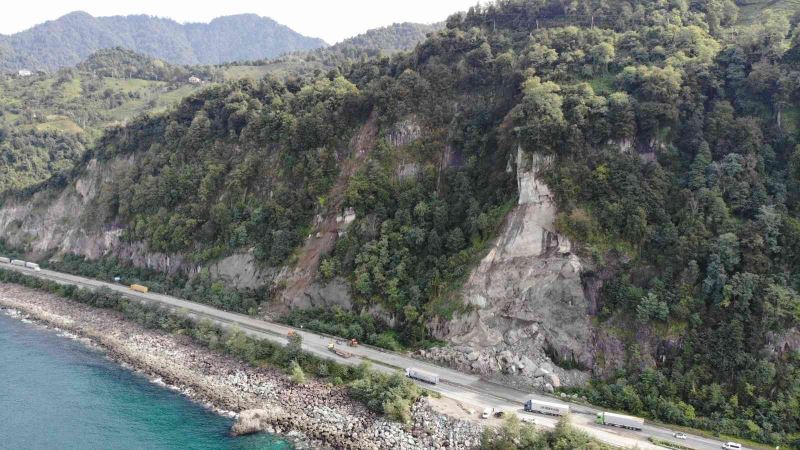 Heyelan nedeniyle kapanan Hopa-Kemalpaşa karayolu trafiğe açıldı
