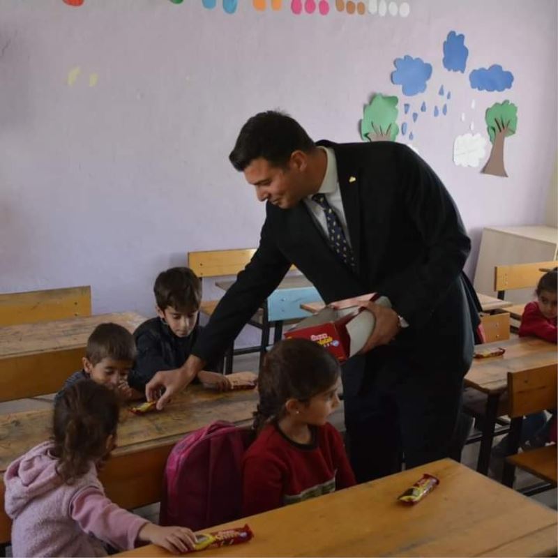 Şemdinli Kaymakamı Taşgın köy ve okul ziyaretlerine devam ediyor
