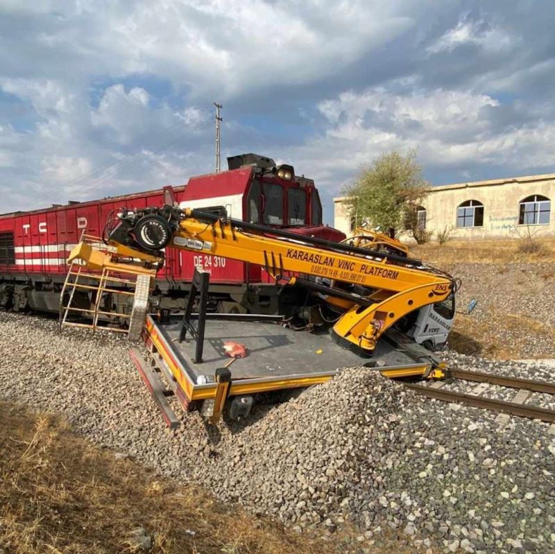 Vinç tren yolunda asılı kaldı, sürücü atlayarak canını kurtardı
