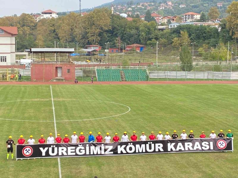 Grizu faciası unutulmadı, sahaya madenci baretiyle ve pankartla çıkıldı
