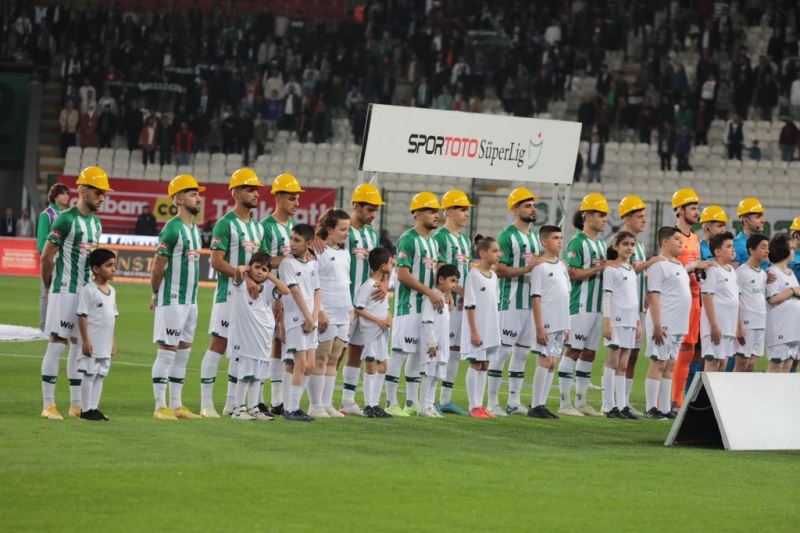 Konyaspor ve Gaziantep FK’lı futbolcular maça baretle çıktı
