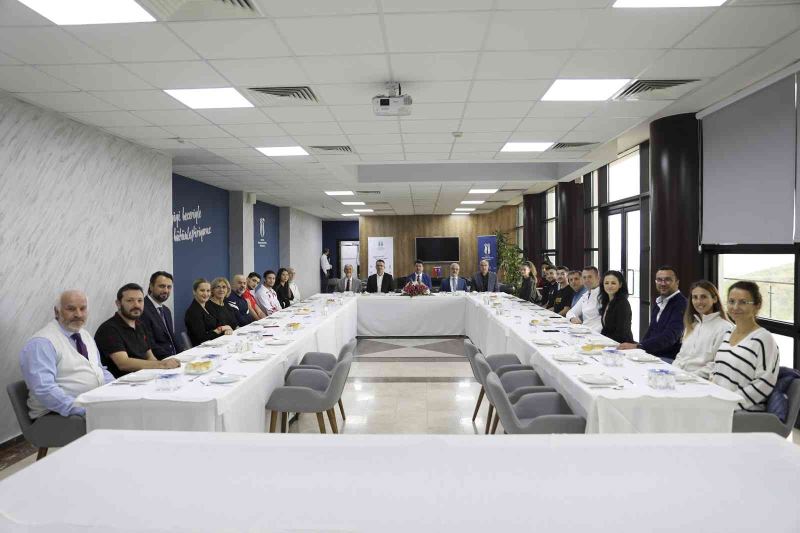 Rektör Sarıbıyık şampiyon öğrencilerle buluştu
