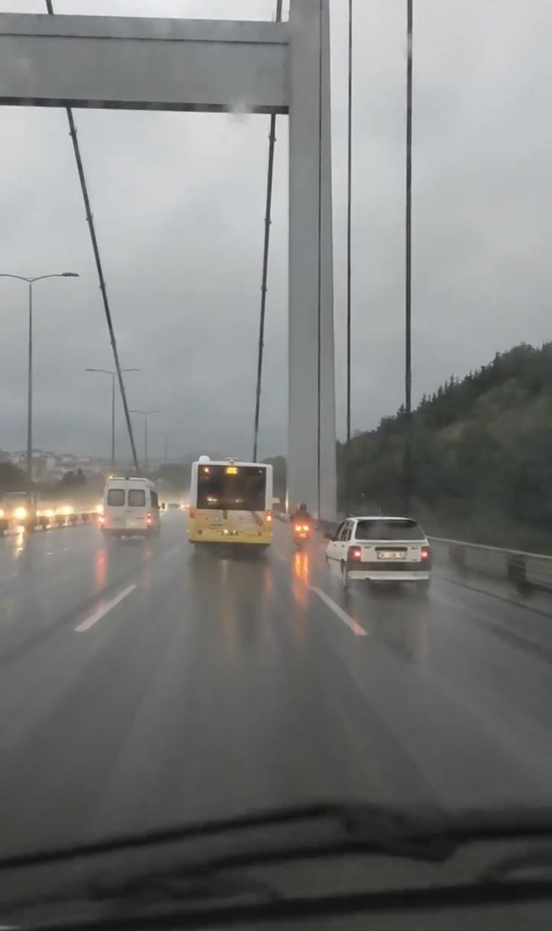 FSM Köprüsü’nde İETT otobüsü, motosikletliye rüzgara karşı siper oldu
