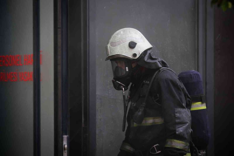 Antalya’da sahildeki işletmede çıkan yangın paniğe neden oldu

