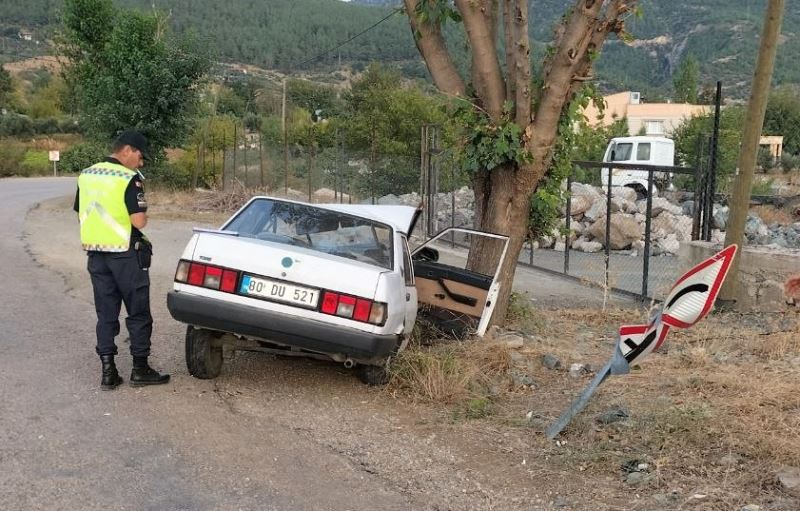 Osmaniye’de ağaca çarpan otomobildeki karı koca yaralandı
