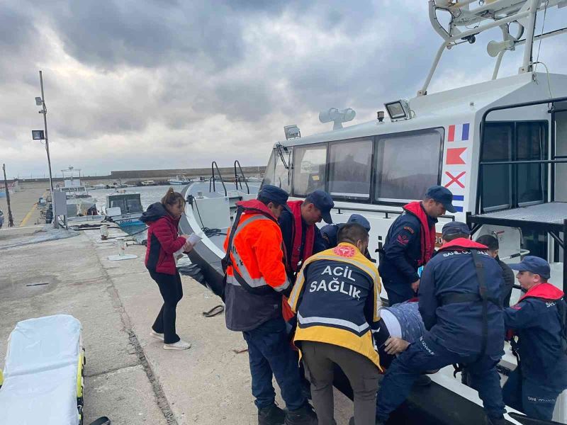 Gökçeada’da rahatsızlanan vatandaş tahliye edildi
