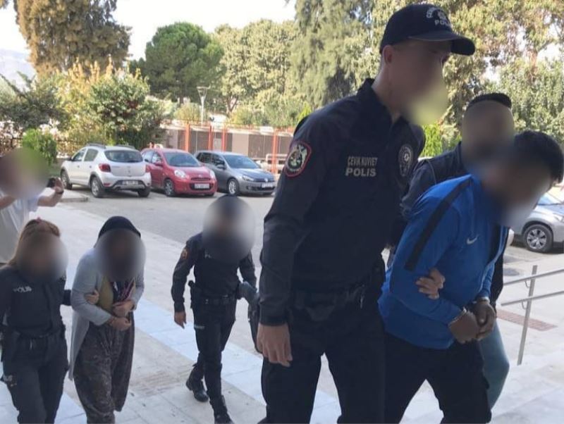 İzmir’de anne oğul torbacı, narkotik polisine yakalandı
