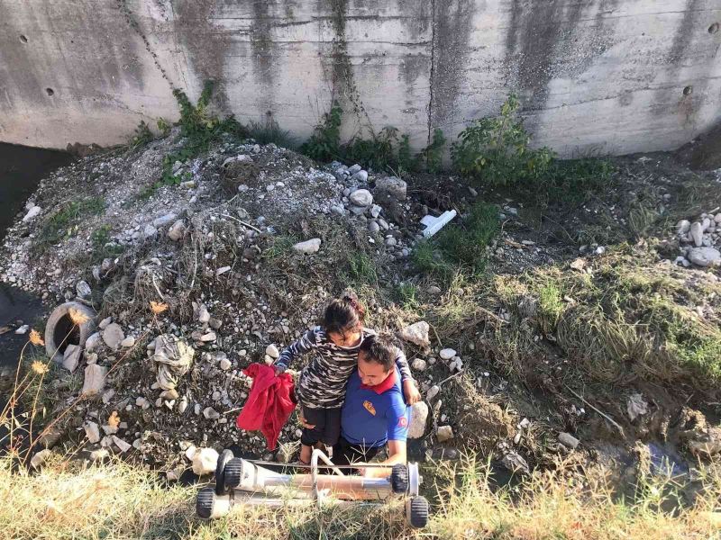 Derede mahsur kalan çocukların yardımına itfaiye yetişti
