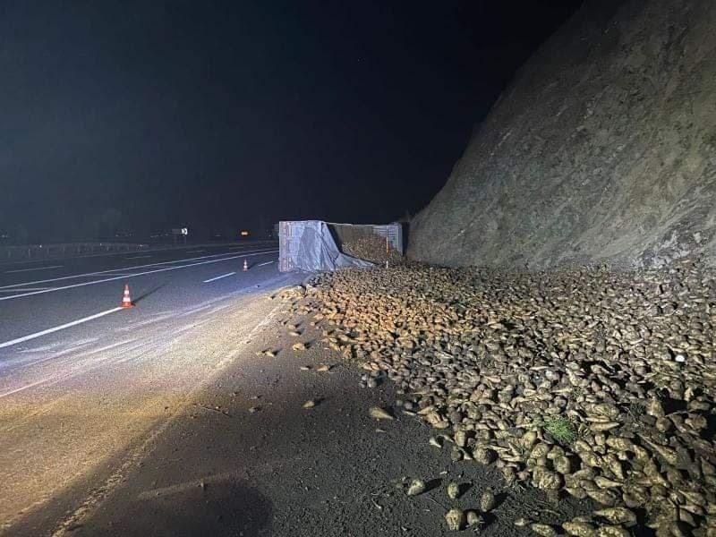 Elazığ’da şeker pancarı yüklü tır devrildi: 1 yaralı
