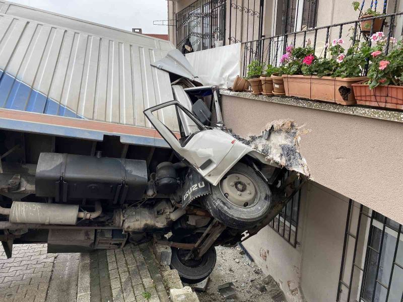 Üsküdar’da kayan kamyonet taksiye ve binaya çarparak durdu
