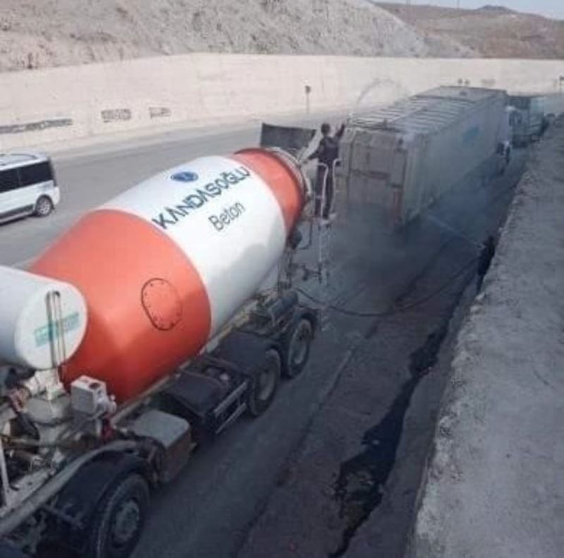 Alev alan tırın imdadına beton mikseri yetişti
