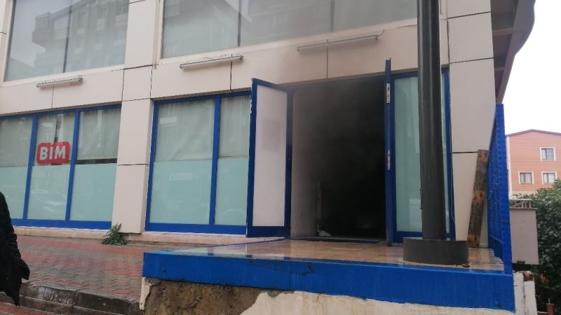 Gebze’de zincir marketin deposunda çıkan yangın korkuttu

