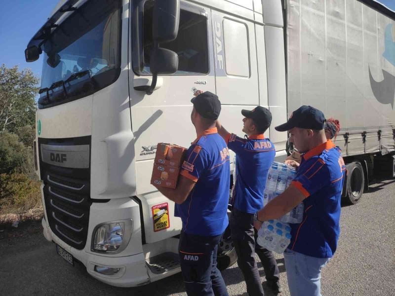 AFAD, uzun süredir kuyrukta bekleyen tır sürücülerine kumanya dağıttı
