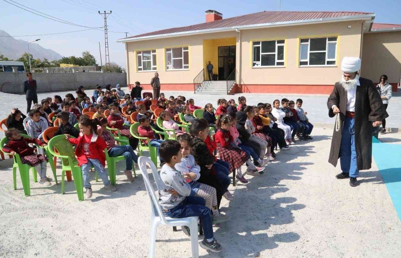 Kırsal mahallelerdeki çocuklar için tiyatro etkinliği
