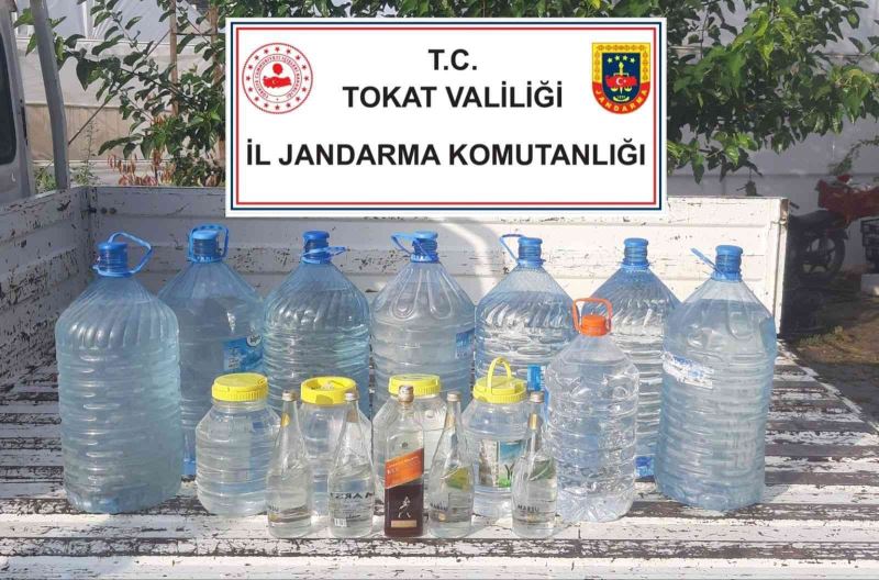 Tokat’ta bir ahırda 195 litre kaçak içki ele geçirildi
