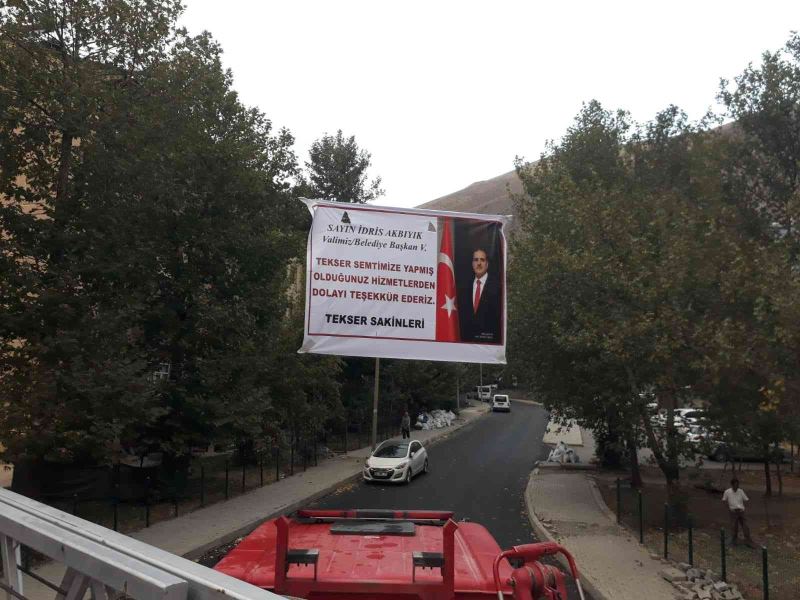 Hakkari Valisi Akbıyık’a fotoğraflı pankartlı teşekkür
