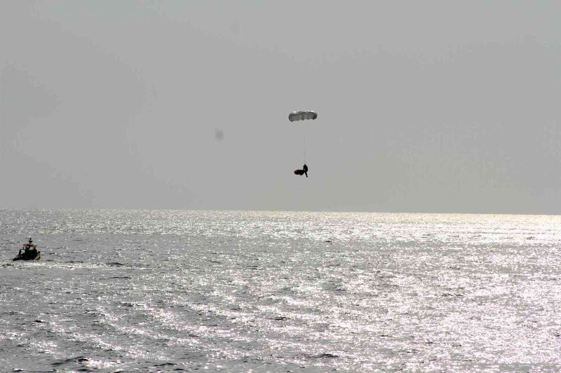 Yedek paraşütü ile denize indi

