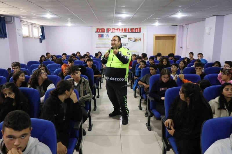 Aksaray emniyeti 18 okulda bin 747 öğrenciye temel trafik eğitimi verdi
