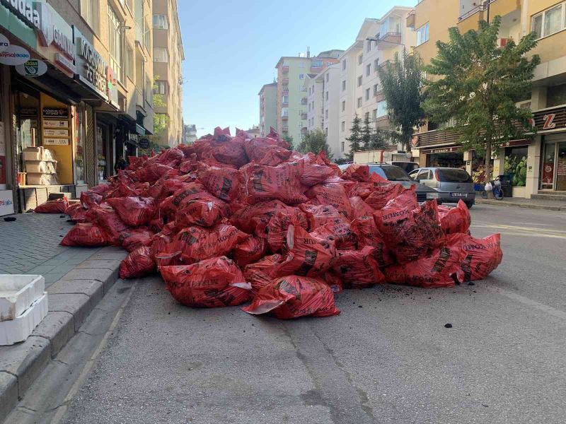 Sokağa yığılan kömür torbaları trafikte tehlike oluşturdu
