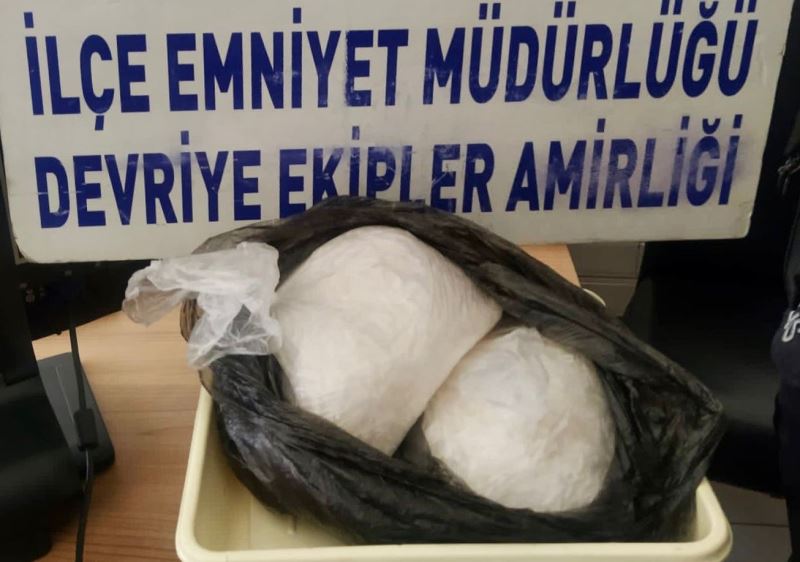 Polisten kaçmaya çalışan şüpheliler 2 kilo metamfetaminle yakalandı
