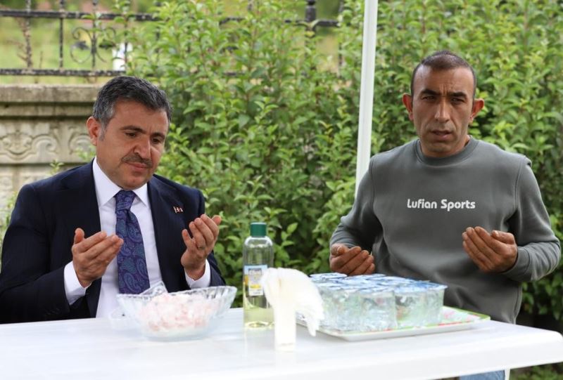 Vali Atay, şehit annesinin ailesine başsağlığı diledi
