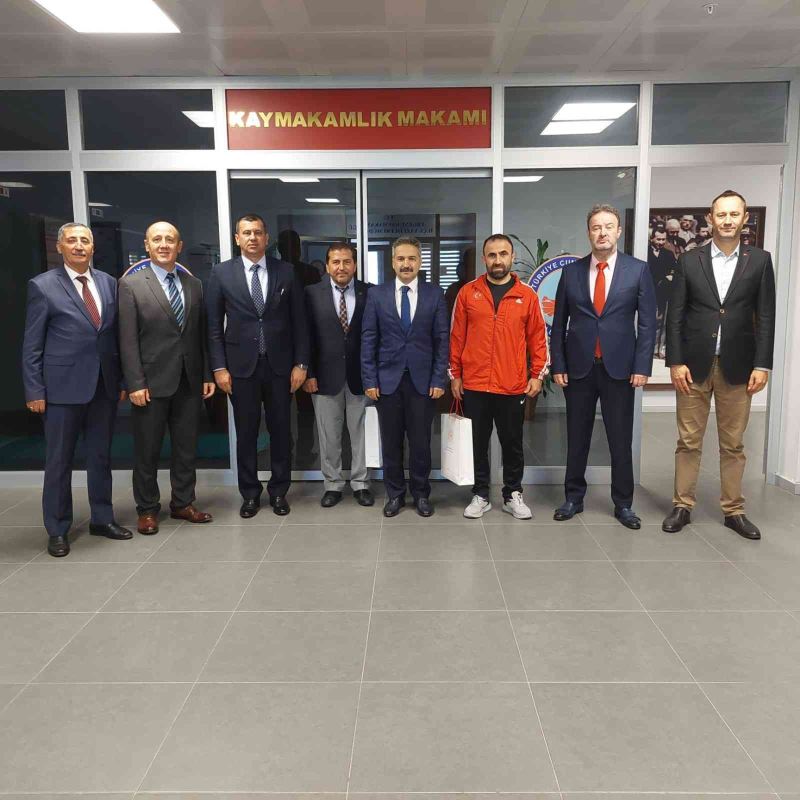 Dünya üçüncüsü sporcu başarısını Kaymakam Taşçı ile paylaştı
