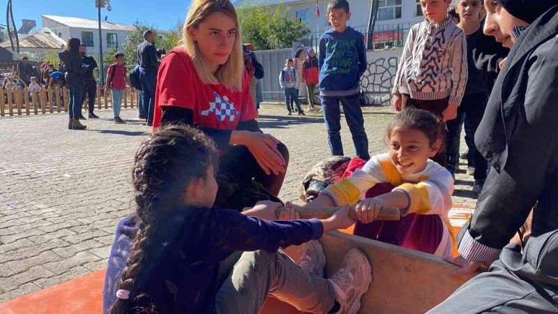 Karlıova’daki şenlikte çocuklar doyasıya eğlendi
