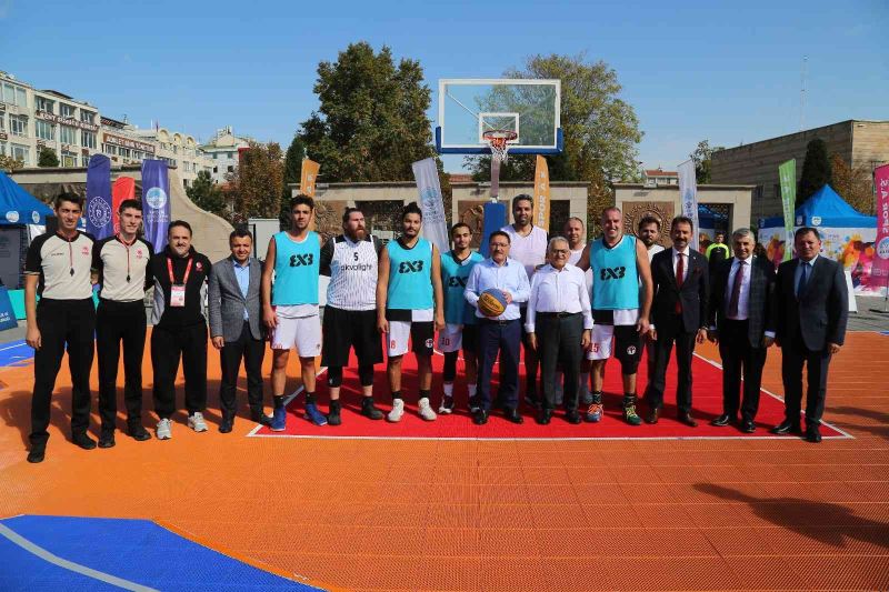 Başkan ve vali sokak basketbolu oynadı
