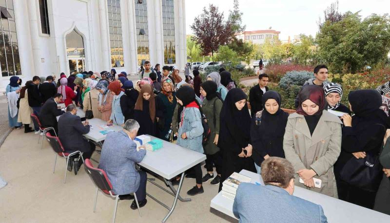 GAÜN’de kitap imza şöleni
