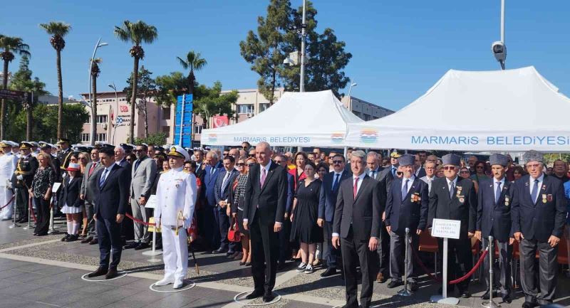 Marmaris’te Cumhuriyet Bayramı dolayısıyla Atatürk büstüne çelenk sunuldu
