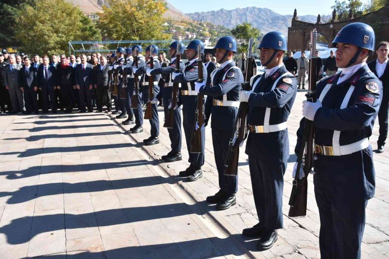 Bitlis’te çelenk sunma töreni
