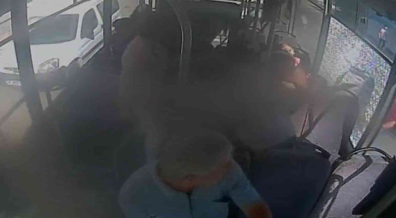 Şizofren hastası halk otobüsüne çapayla saldırı
