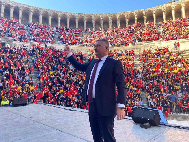 Aspendos Antik Tiyatrosu’nda 6 bin öğrenci aynı anda kitap okudu
